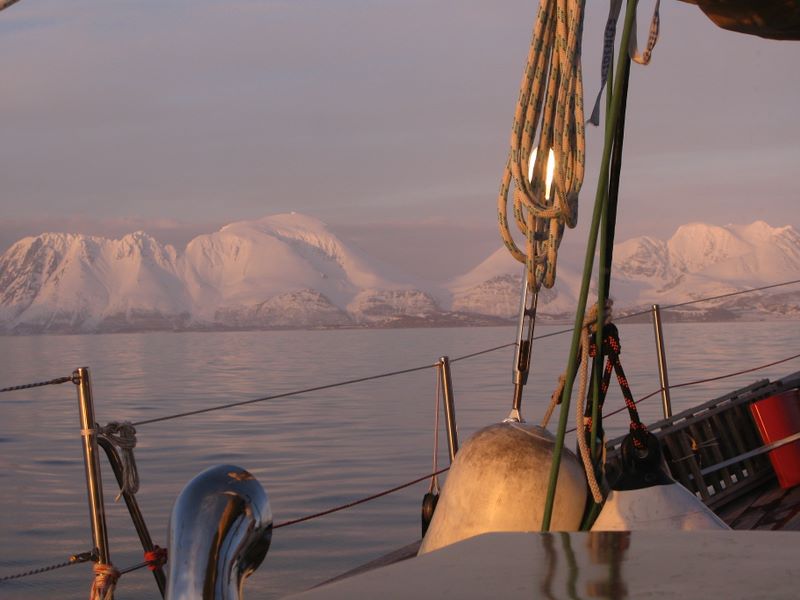 Sbarco dalla vela per la salita allo Jiehkkevarri