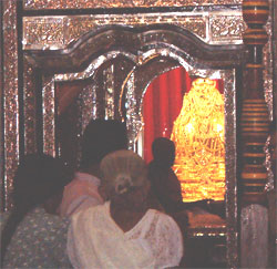 La teca che contiene il dente del Buddha nel tempio di Kandy